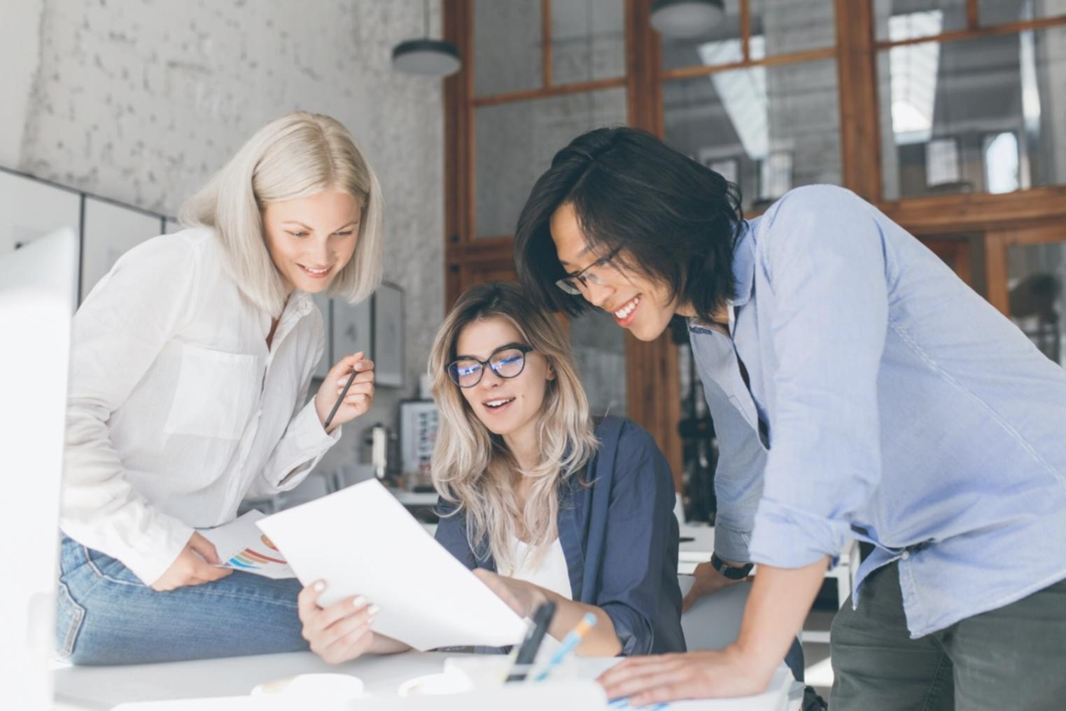 Empresarios analizando estrategias financieras en reunión de trabajo