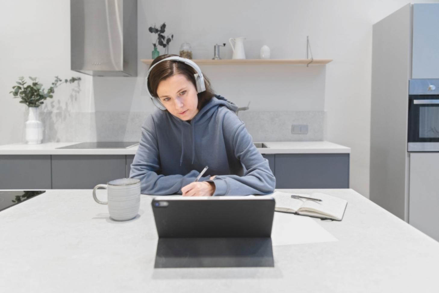 Espacio de trabajo remoto organizado para gestión financiera empresarial