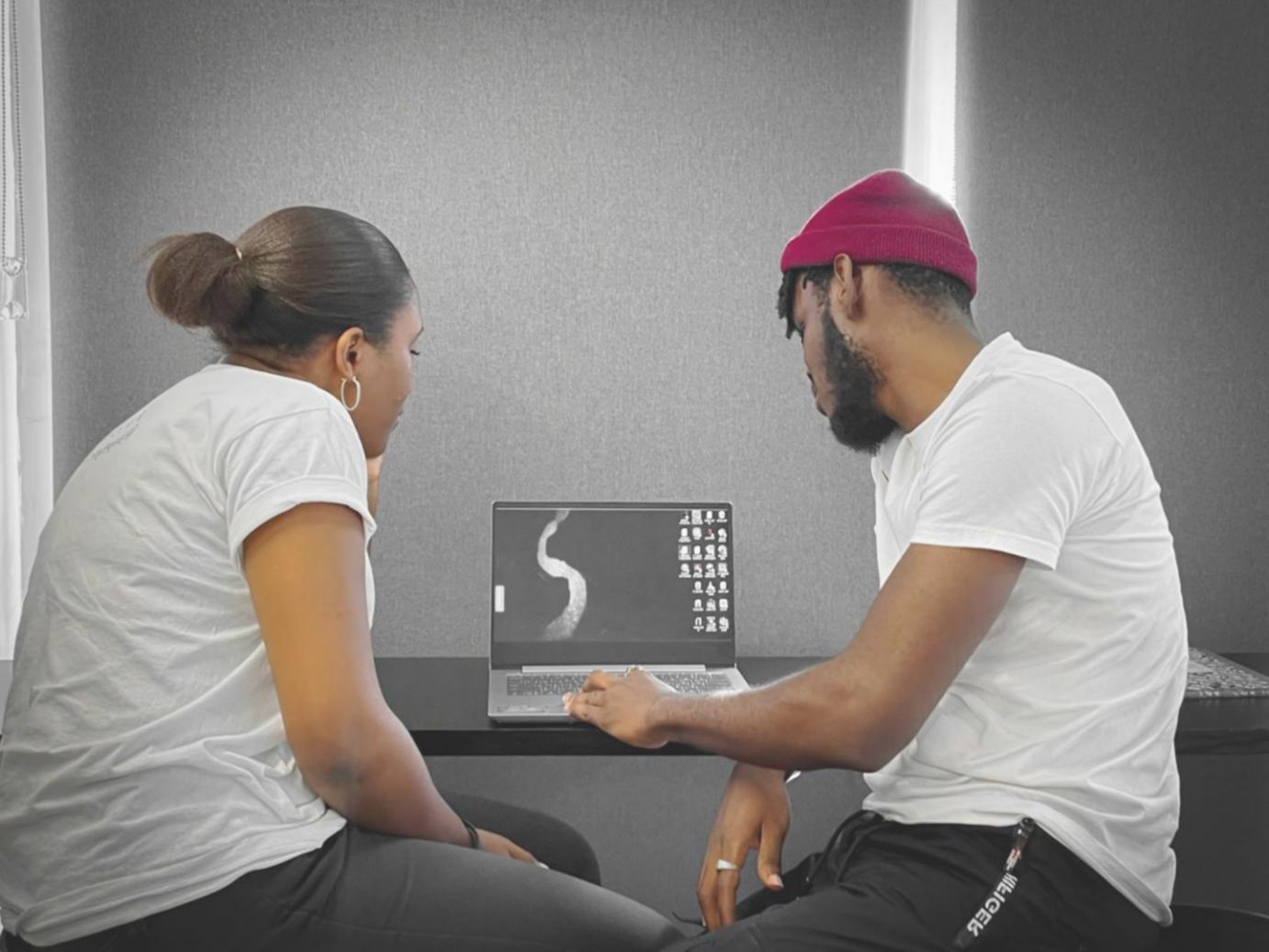 Equipo empresarial revisando documentos estratégicos en oficina moderna